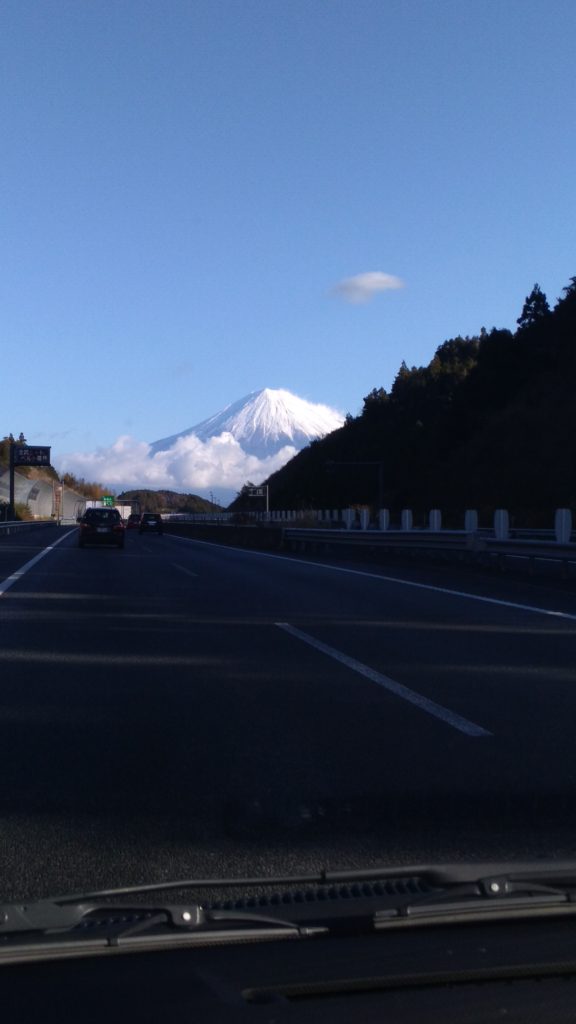 東名高速道路から見える富士山